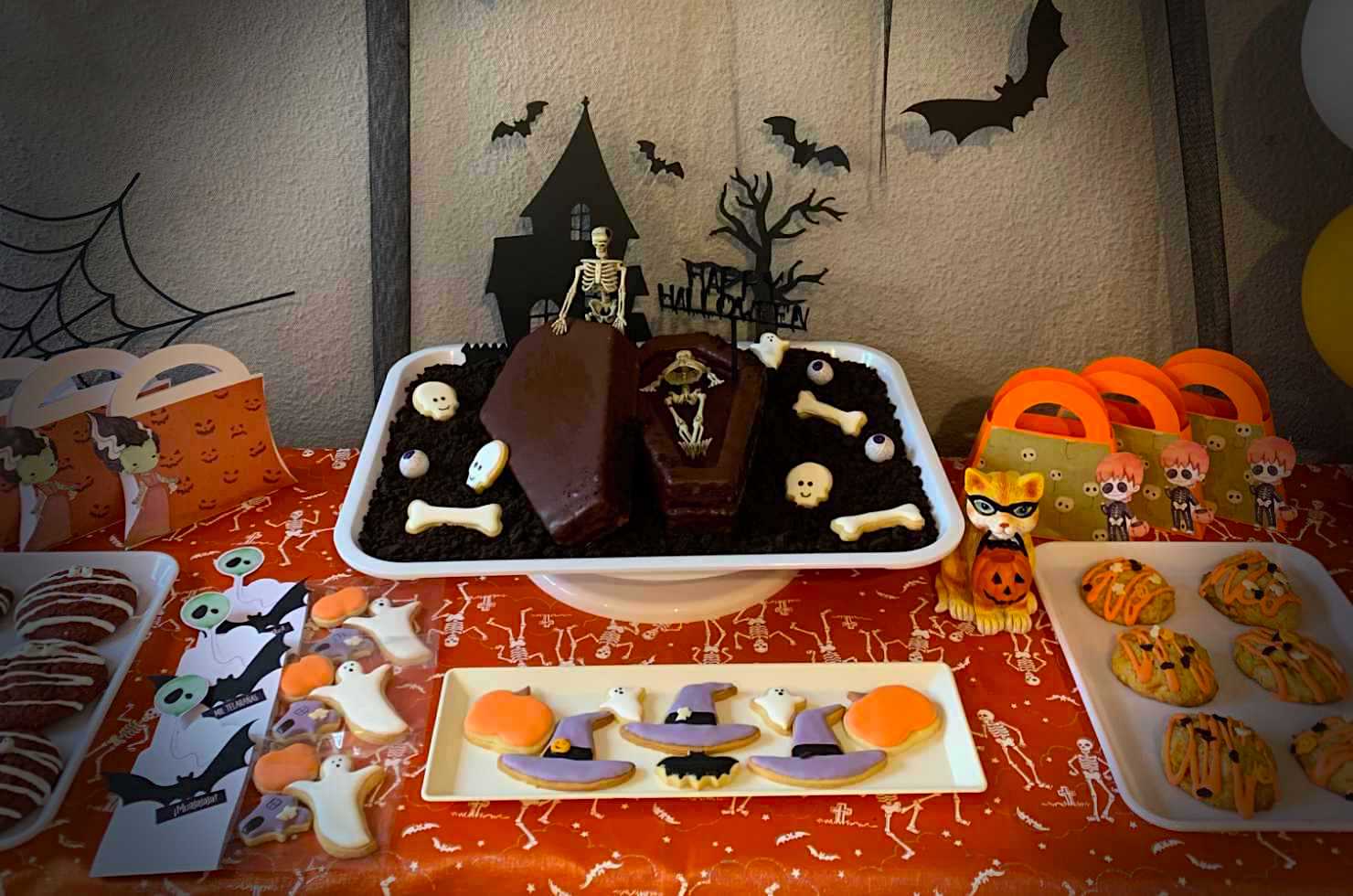 Taller fiesta de calaveras y vampiros en el Espacio Joven Sur de Valladolid. Halloween Espacial 2023